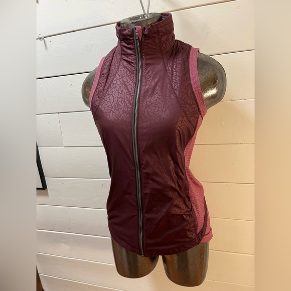 ❣️LULULEMON - Burgundy Rebel Runner Vest - Size 6 - Picture 6 of 10